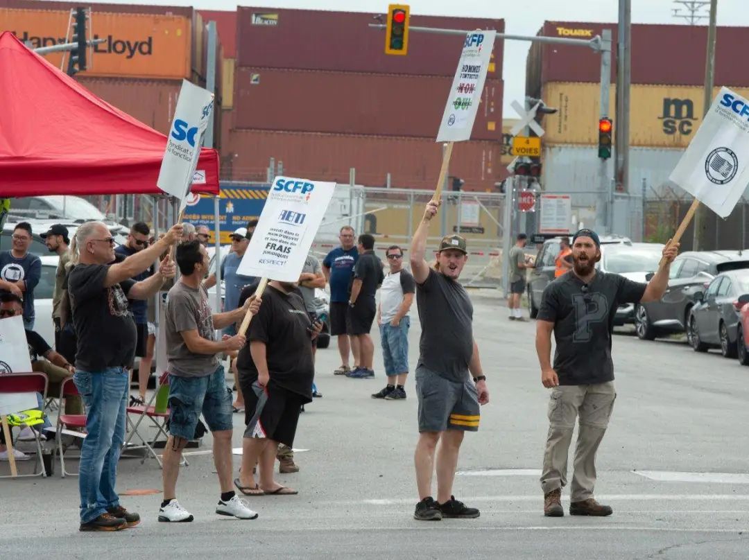 22, 000 Dockworkers strike in US (3)